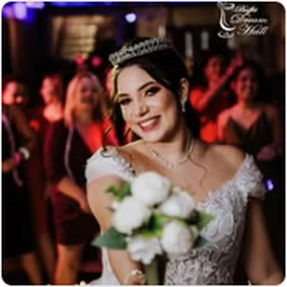 Debutante com buquê branco em festa de 15 anos em Guarulhos