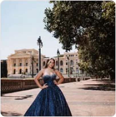 Debutante em ensaio externo para festa de 15 anos