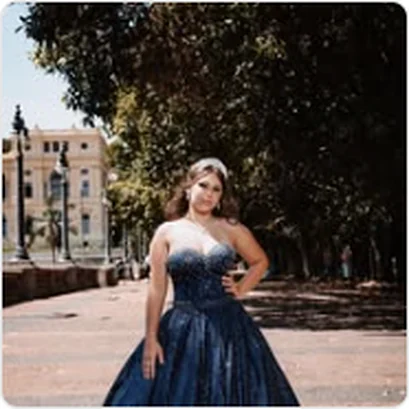 Debutante com vestido azul em festa de 15 anos em Guarulhos