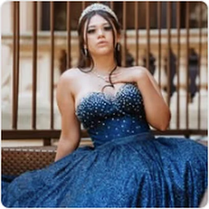 Debutante em vestido longo azul para festa de 15 anos em Guarulhos