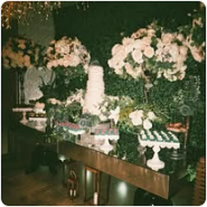 Mesa de doces decorada com flores no buffet em Guarulhos