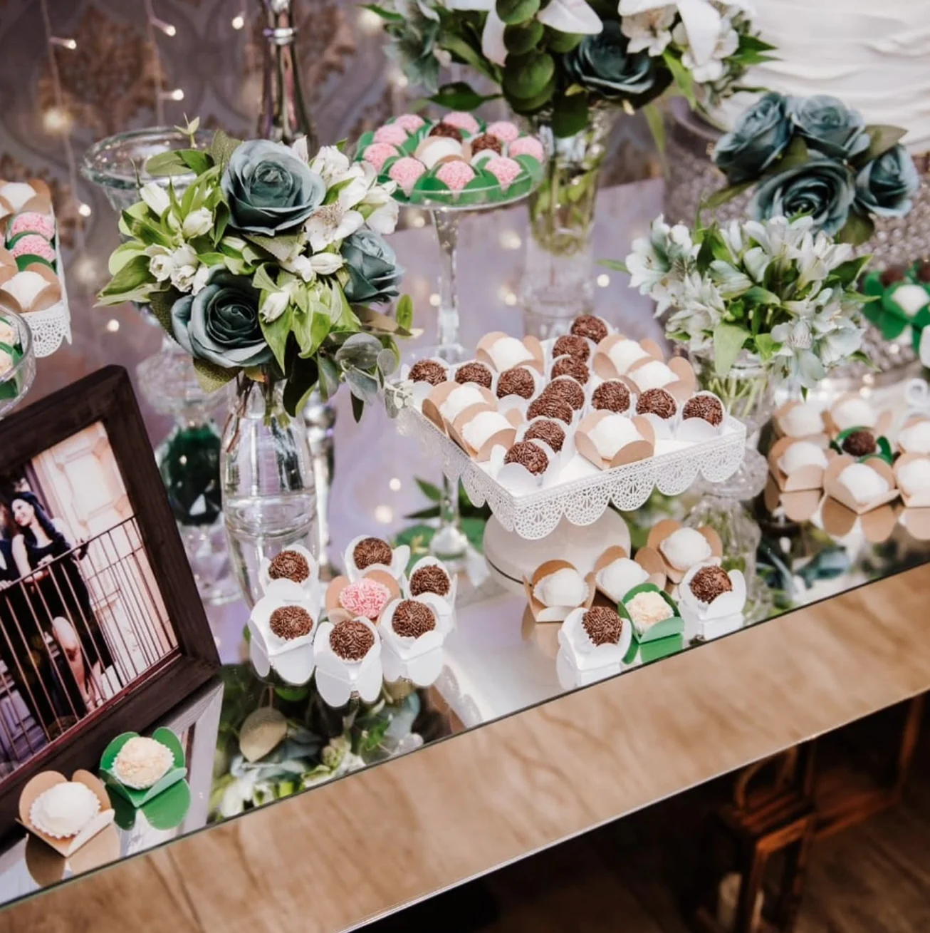Mesa de doces com brigadeiros e flores em evento no Buffet Dream Hall