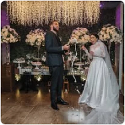Noivos brindando ao lado da mesa do bolo em casamento no Buffet Dream Hall em Guarulhos