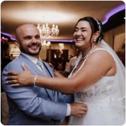 Noivos celebrando com convidados em festa de casamento em Guarulhos