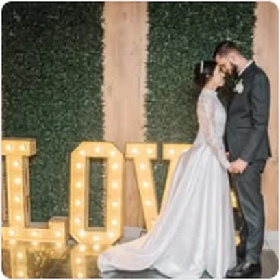 Noivos ao lado do letreiro LOVE em casamento no Buffet Dream Hall em Guarulhos