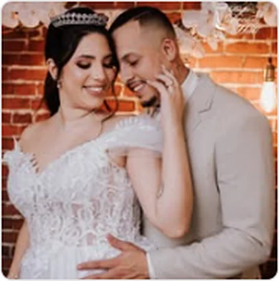 Noivos sorrindo durante casamento em buffet em Guarulhos