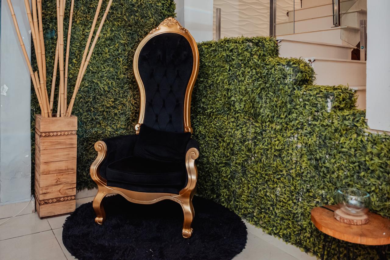 Poltrona trono dourada e parede verde para fotos no espaço de eventos em Guarulhos
